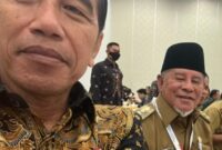 Presiden republik Indonesia Joko Widodo mengajak gubernur Maluku Utara KH Abdul Gani Kasuba foto Selfi bersama usai makan bersama di Hall c gedung Sentul internasional convention center, Bogor,17/01/23(foto: presiden)