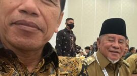 Presiden republik Indonesia Joko Widodo mengajak gubernur Maluku Utara KH Abdul Gani Kasuba foto Selfi bersama usai makan bersama di Hall c gedung Sentul internasional convention center, Bogor,17/01/23(foto: presiden)