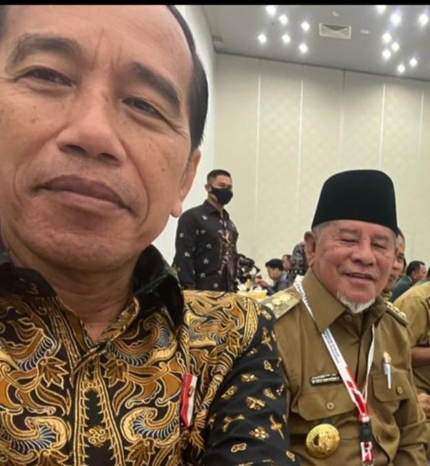 Presiden republik Indonesia Joko Widodo mengajak gubernur Maluku Utara KH Abdul Gani Kasuba foto Selfi bersama usai makan bersama di Hall c gedung Sentul internasional convention center, Bogor,17/01/23(foto: presiden)