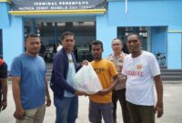 Koperasi Mutiara Mangga Dua bagikan sembako kepada para motoris dan nahkoda speed boat. (Foto: Nacy)