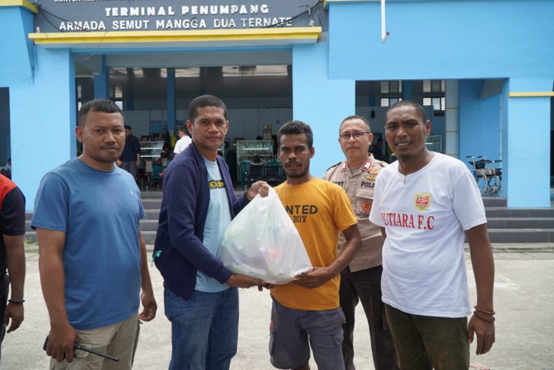 Koperasi Mutiara Mangga Dua bagikan sembako kepada para motoris dan nahkoda speed boat. (Foto: Nacy)