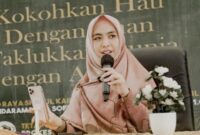 Ustadzah Oki Setiana Dewi saat memberikan tausiyah di Masjid Raya Shafful Khairat Sofifi. (Sumber foto: IG okisetianadewi)
