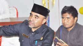 Kepala Dinas PUPR Maluku Utara, Saifuddin Djuba saat diwawancarai wartawan.