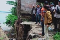 Kondisi longsor di Desa Bori Kecamatan Kao Utara, yang telah merusak sebagian badan rumah milik warga.