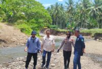 Kalak BPBD Malut, Fehby Alting didampingi Kabag Bina marga, Kapolsek Oba dan Camat saat meninjau lokasi dan membangun jalan alternatif.