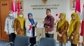 Penerimaan sertifikat cukup informatif yang diberikan Komisi Informasi Indonesia Rospita Vici Paulyn kepada Kabid Guntur Sudirman.