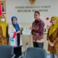 Penerimaan sertifikat cukup informatif yang diberikan Komisi Informasi Indonesia Rospita Vici Paulyn kepada Kabid Guntur Sudirman.