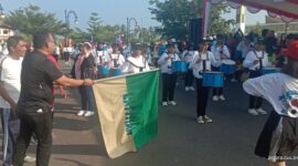 Sekprov Malut Samsudin A Kader saat melepas peserta jalan sehat Hardiknas.