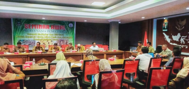 Kegiatan seminar awal peneliti di sektor koperasi dan umum, kerjasama Balitbangda Malut dan Unkhair.