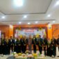 Sekertaris Dinas PUPR Malut, Iswan Idrus, Warek I Soleman Taib, Dekan dan para dosen foto bersama para Yudisium Fakultas Ekonomi Universitas Bumi Hijrah Maluku Utara.