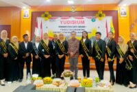 Foto bersama Sekertaris Dinas PUPR Mulut, DR. Iswan Idrus, S.T, MM dengan Dekan Fakultas Ekonomi, Sidin Usman dan para peserta yudisium. 