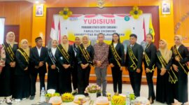Foto bersama Sekertaris Dinas PUPR Mulut, DR. Iswan Idrus, S.T, MM dengan Dekan Fakultas Ekonomi, Sidin Usman dan para peserta yudisium. 