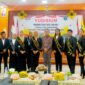 Foto bersama Sekertaris Dinas PUPR Mulut, DR. Iswan Idrus, S.T, MM dengan Dekan Fakultas Ekonomi, Sidin Usman dan para peserta yudisium. 