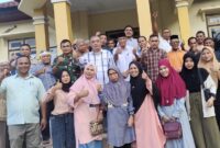 Foto bersama Sugeng Cahyono bersama masyarakat Kelurahan Tuguwaji. 