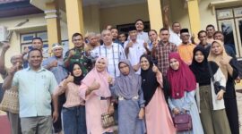 Foto bersama Sugeng Cahyono bersama masyarakat Kelurahan Tuguwaji. 