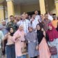 Foto bersama Sugeng Cahyono bersama masyarakat Kelurahan Tuguwaji. 