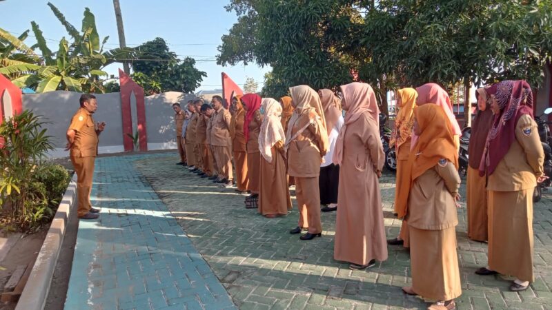 Koordinator wilayah bidang pendidikan Oba Utara, Abdullah Salama saat mengambil apel gabungan. 
