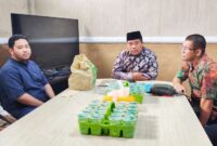 Kepala Dinas Nakertrans Malut, Marwan Polosiri saat memimpin pertemuan penyerahan santuan pihak perusahaan kepada keluarga korban. 