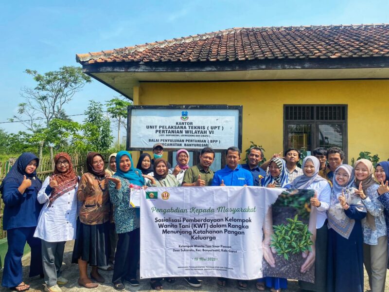 Mahasiswa doktoral Unpad saat melakukan kegiatan PKM di Kabupaten Garut. 