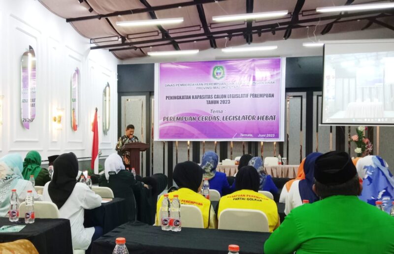 Staf ahli gubernur, Mulyadi Wowor saat membuka kegiatan diskusi peningkatan kapasitas calon legislatif perempuan tahun 2023.