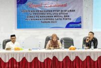 Kepala DPMPTSP Kabupeten Halmahera Utara, Muhammad Tapi Tapi (kameja putih berpeci) saat menjadi pemateri pada kegiatan rakor asistensi penerapan PTSP di  di Sofifi. (dok. Halid)