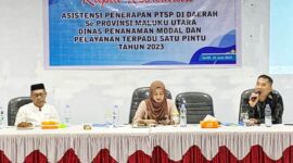 Kepala DPMPTSP Kabupeten Halmahera Utara, Muhammad Tapi Tapi (kameja putih berpeci) saat menjadi pemateri pada kegiatan rakor asistensi penerapan PTSP di  di Sofifi. (dok. Halid)