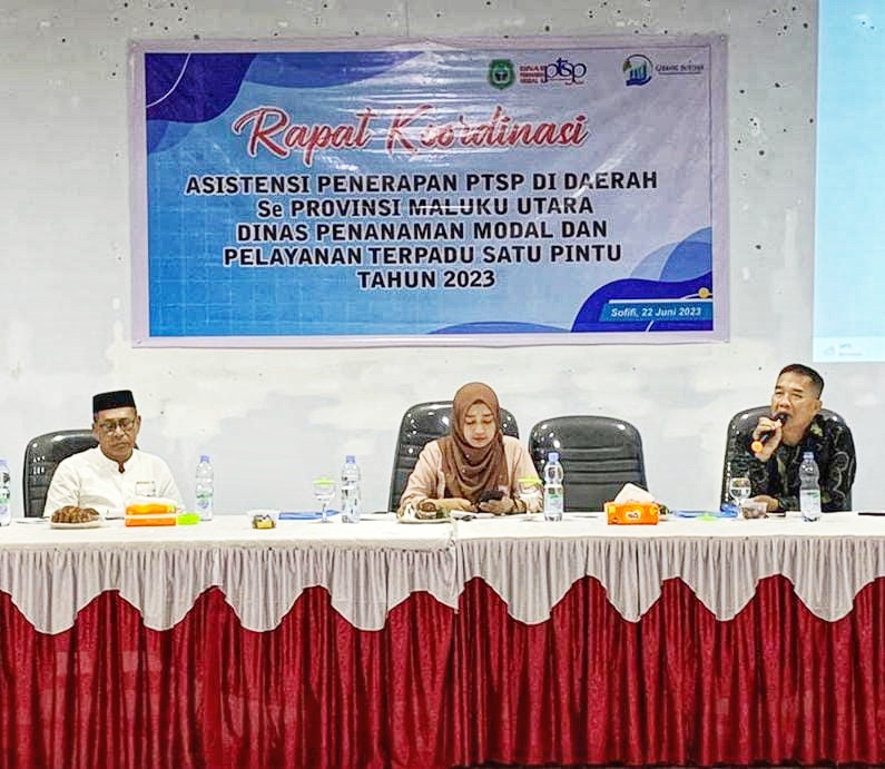 Kepala DPMPTSP Kabupeten Halmahera Utara, Muhammad Tapi Tapi (kameja putih berpeci) saat menjadi pemateri pada kegiatan rakor asistensi penerapan PTSP di  di Sofifi. (dok. Halid)