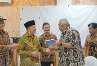 Gubernur Maluku Utara, KH. Abdul Ghani Kasuba saat bersua dengan Dewan Guru Besar Universitas Gadjah Mada. (dok. Mulyadi Wowor). 