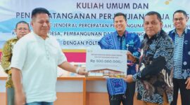 Irjen Kemendes PDTT, Ansar Husen saat penyerahan ke  Pemkab Sula. 
