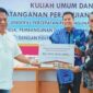 Irjen Kemendes PDTT, Ansar Husen saat penyerahan ke  Pemkab Sula. 