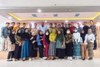 Kadis Nakertrans Mulut, Marwan Polisiri bersama dengan para peserta sharing session di Poltekkes Negeri Ternate. (dok. One) 