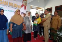 Sekdaprov Maluku Utara, Samsudin A Kadir didampingi Kepala Dinas Pangan Deny Tjan saat penyerahan bantuan sembako kepada penerima.