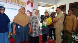 Sekdaprov Maluku Utara, Samsudin A Kadir didampingi Kepala Dinas Pangan Deny Tjan saat penyerahan bantuan sembako kepada penerima.
