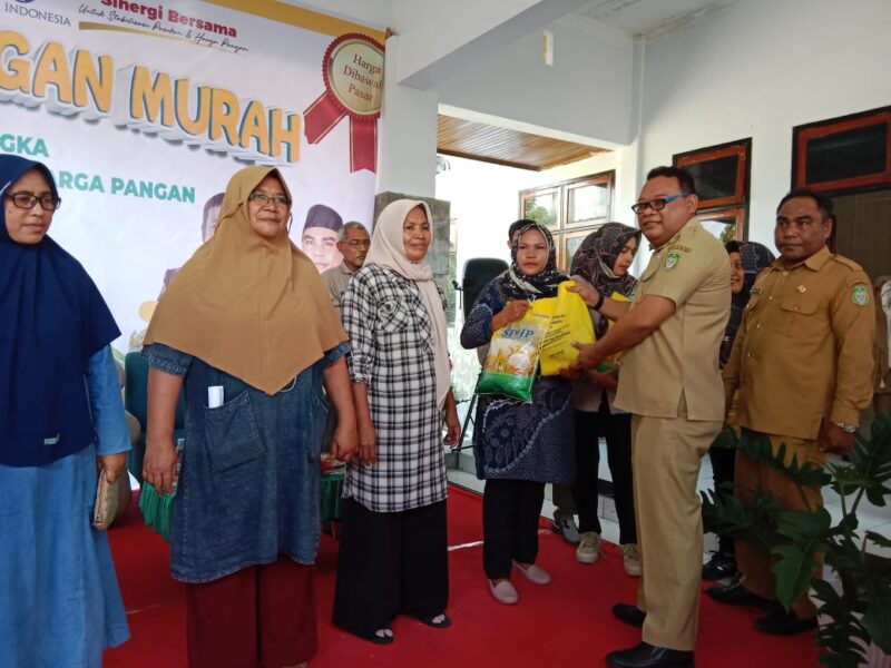 Sekdaprov Maluku Utara, Samsudin A Kadir didampingi Kepala Dinas Pangan Deny Tjan saat penyerahan bantuan sembako kepada penerima.