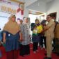 Sekdaprov Maluku Utara, Samsudin A Kadir didampingi Kepala Dinas Pangan Deny Tjan saat penyerahan bantuan sembako kepada penerima.