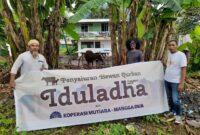 Ketua Koperasi Mutiara Mangga Dua Ternate, Iksan Adam saat penyerahan hewan kurban. 