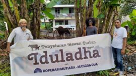 Ketua Koperasi Mutiara Mangga Dua Ternate, Iksan Adam saat penyerahan hewan kurban. 