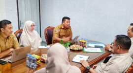 Kepala Disnakertrans Malut, Marwan Polisiri dan staf bertemu dengan Dirut Poltekkes Ternate. 