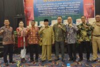 Foto bersama gubernur Malut pada kegiatan evaluasi keuangan dan pembangunan desa. 