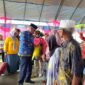 Wakil Bupati Sula saat menyerahkan bantuan ke korban bencana banjir di Desa Waitina. 