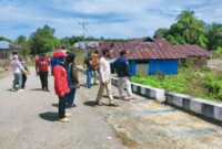 Sekretaris Daerah, Muhlis Soamole didampingi Kadinsos, Camat, dan Kades tinjau lokasi banjir. (Dok: Am Teapon)