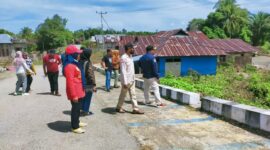 Sekretaris Daerah, Muhlis Soamole didampingi Kadinsos, Camat, dan Kades tinjau lokasi banjir. (Dok: Am Teapon)