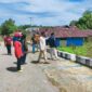 Sekretaris Daerah, Muhlis Soamole didampingi Kadinsos, Camat, dan Kades tinjau lokasi banjir. (Dok: Am Teapon)