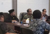 Kadis Arpus Provinsi Malut, Muliadi Tutupoho saat berdiskusi dengan Komisi I DPRD Kabupaten Halmahera Timur. (dok: Maya)