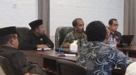 Kadis Arpus Provinsi Malut, Muliadi Tutupoho saat berdiskusi dengan Komisi I DPRD Kabupaten Halmahera Timur. (dok: Maya)