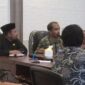 Kadis Arpus Provinsi Malut, Muliadi Tutupoho saat berdiskusi dengan Komisi I DPRD Kabupaten Halmahera Timur. (dok: Maya)