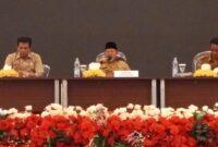 Gubernur Malut KH Abdul Gani Kasuba saat memimpin pertemuan bersama Staf Ahli, para asisten, para kepala OPD, pejabat eselon 3 dan 4, PPK dan Bendahara lingkup provinsi Maluku Utara di aula Nuku kantor Gubernur Sofifi,06/02/23(dok: ADM)