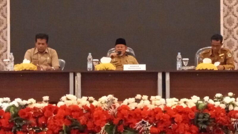 Gubernur Malut KH Abdul Gani Kasuba saat memimpin pertemuan bersama Staf Ahli, para asisten, para kepala OPD, pejabat eselon 3 dan 4, PPK dan Bendahara lingkup provinsi Maluku Utara di aula Nuku kantor Gubernur Sofifi,06/02/23(dok: ADM)