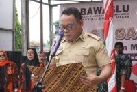 Sekretaris Daerah Provinsi Maluku Utara Drs Samsudin Abdul Kadir M.Si saat membacakan naskah deklarasi bersama pada kegiatan apel siaga pengawasan tahun 2023, di halaman Kantor Bawaslu, Ternate 14/02/23(dok: ADPIM)