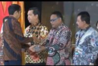 Sekretaris Daerah Provinsi Maluku Utara Drs Samsudin Abdul Kadir mewakili Gubernur Maluku Utara saat menerima peringkat I PPKM awards yang diserahkan presiden RI Joko Widodo di gedung Dhanapala kementerian keuangan, Jakarta,20/03/23(dok: ADPIM)